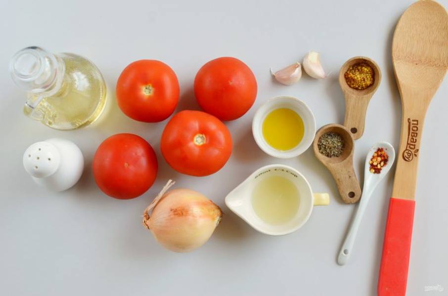 Подготовьте ингредиенты. Вымойте помидоры, очистите лук и чеснок.