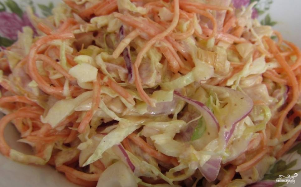 Копченую курочку нарезаем небольшими ломтиками. Капусту шинкуем соломкой, лук измельчаем. Соединяем в салатнице: курицу, капусту, морковь, лук. Заправляем салат майонезом и тщательно перемешиваем.