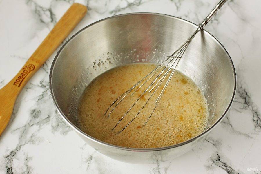 Яйца взбейте с сахаром венчиком или миксером.