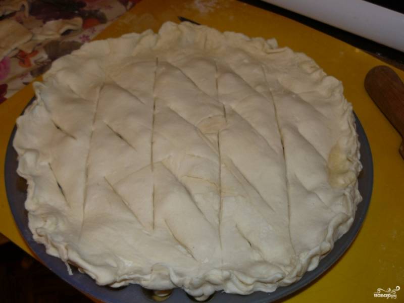 Накройте вторым пластом, слепите края, сделайте надрезы, чтобы пирог внутри пропекся. 
Отправьте в разогретую до 180-200 С духовку на полчаса.