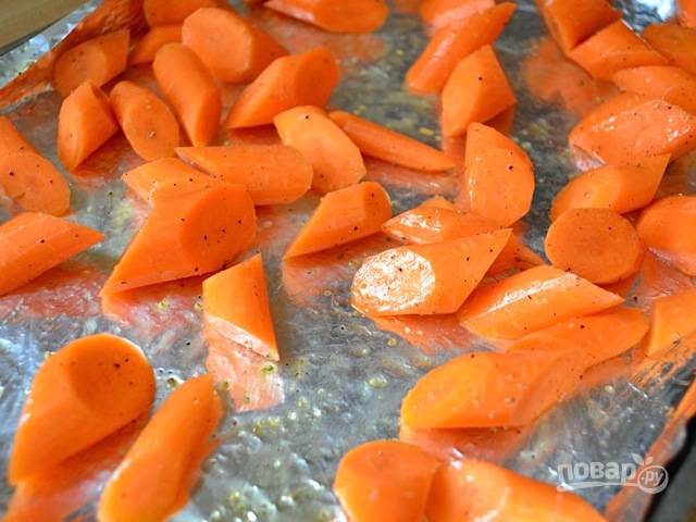 2.	Разрежьте морковь небольшими кусочками. Выложите овощи на противень и полейте растительным маслом, посолите и поперчите, перемешайте.
