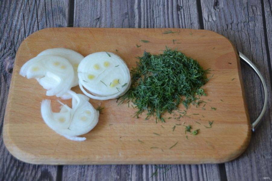 Порежьте кольцами белый салатный лук, измельчите укроп.