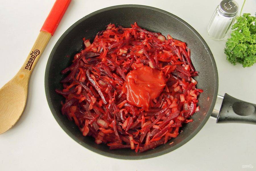 Обжариваем все вместе 7-10 минут. В конце добавляем томатную пасту.