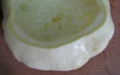 У патиссонов срежьте плодоножки, таким образом, чтобы образовались чашечки. Мякоть вынимаем ложкой.