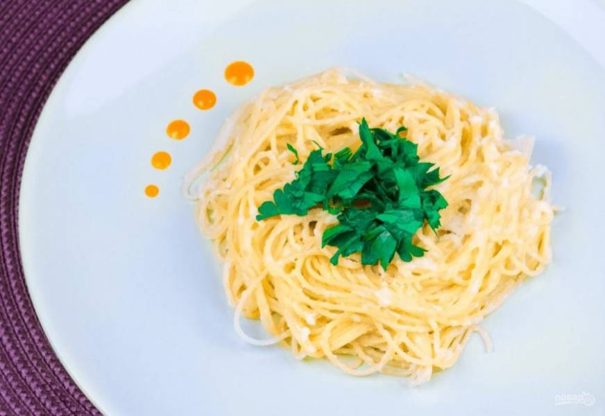 5. Разогрейте на сковороде соус и добавьте к нему спагетти. Прогрейте блюдо в течение нескольких минут и подавайте, украсив зеленью. Приятного аппетита!