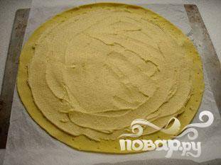Смажьте тесто миндальным кремом или яблочным пюре. Смазываем, отступая по краям примерно 1 сантиметр.