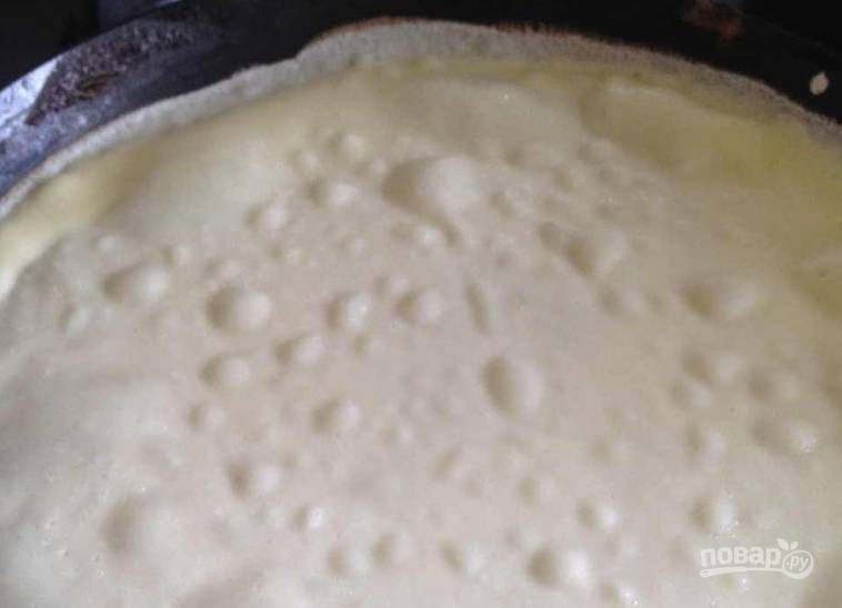 2. Жарим теперь тонкие блины на сковороде на растительном масле (не выливайте сразу 2 ст.л. на сковороду, добавляйте по мере необходимости). Оставим блины остывать. 
