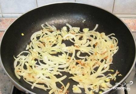 Пока варятся вареники, обжарим лук на сковороде. Готовые ленивые картофельные вареники поливаем поливаем луком с маслом. 