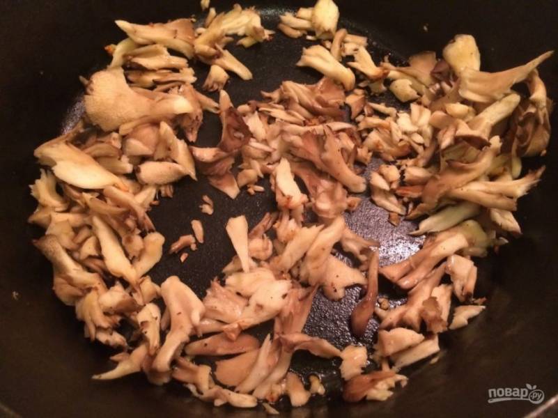 3.	Очистите оставшийся зубчик чеснока и измельчите его. Вымойте грибы и нарежьте их крупно. Разогрейте сковороду с растительным маслом и добавьте чеснок, затем грибы, обжаривайте пару минут.