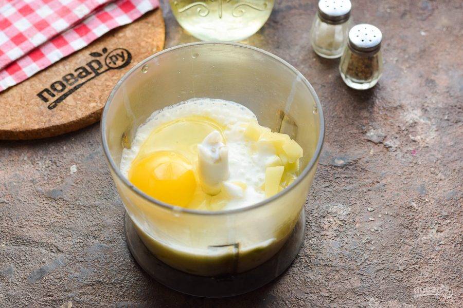 Переложите кабачок и картофель в чашу блендера, добавьте кефир и яйцо.