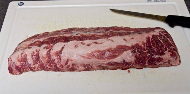 На кануне приготовления: Подготовьте ребрышки. Обрежьте с ребер избыточное мясо.