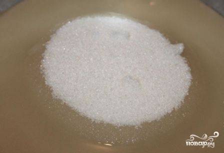 Теперь приготовим сироп для варенья. Наливаем в кастрюлю воду, доводим её до кипения, добавляем сахар. Размешиваем, чтобы сахар растворился.