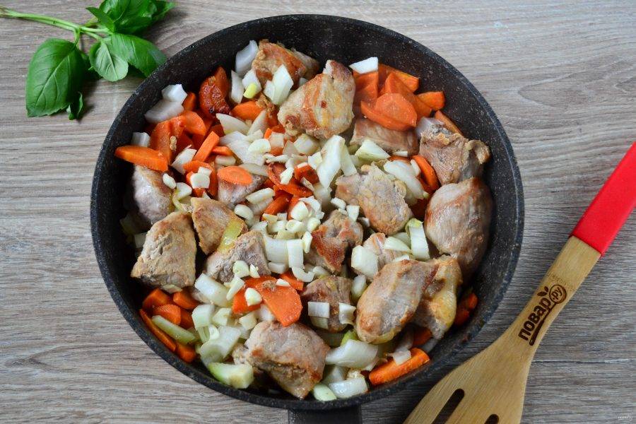 Говядина на сковороде с морковью и луком