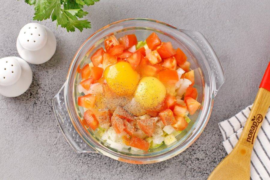 Переложите овощи в жаропрочную форму. Добавьте масло, яйца, соль и перец по вкусу.