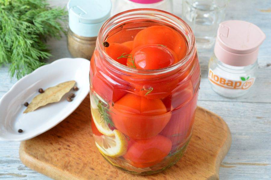 Вскипятите воду и влейте в банки с помидорами. Оставьте на 10-15 минут.