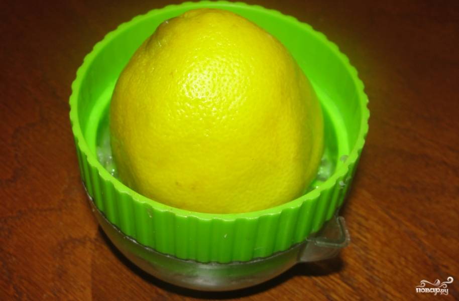 Лимоны хорошо промойте и высушите. Цедру натрите на мелкой терке. Отдельно выдавите сок.