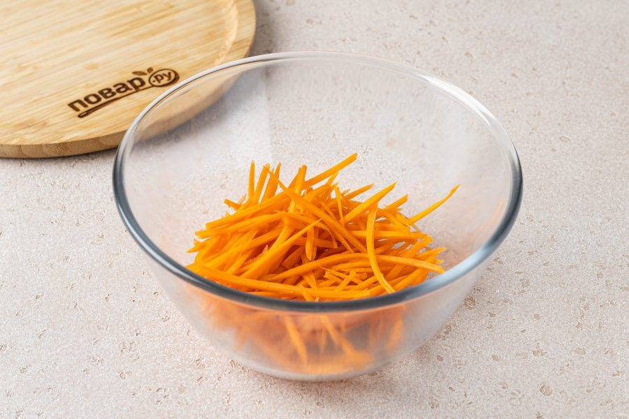 Морковь промойте, очистите от кожуры. Натрите на тёрке для моркови по-корейски.