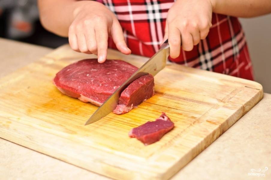 Нарежьте мясо поперек волокон, толщиной примерно в 1 см. 