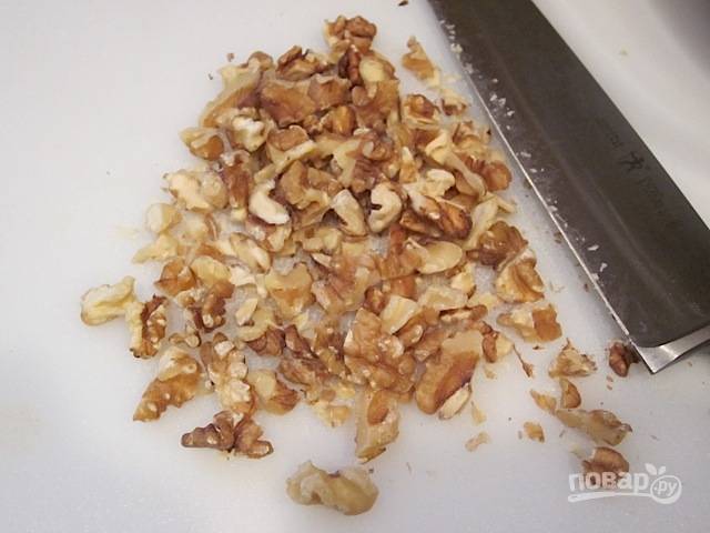 3.	Очистите грецкие орехи и нарежьте их крупно.