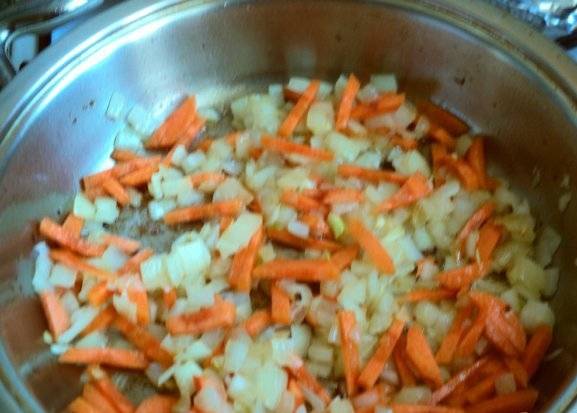 Обжариваем лук и морковку, нарезанные соломкой, до полупрозрачности.