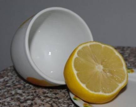 Переложите фрукты в глубокую емкость для варки, сверху выдавите сок целого лимона. Это делается, чтобы фрукты не потемнели.