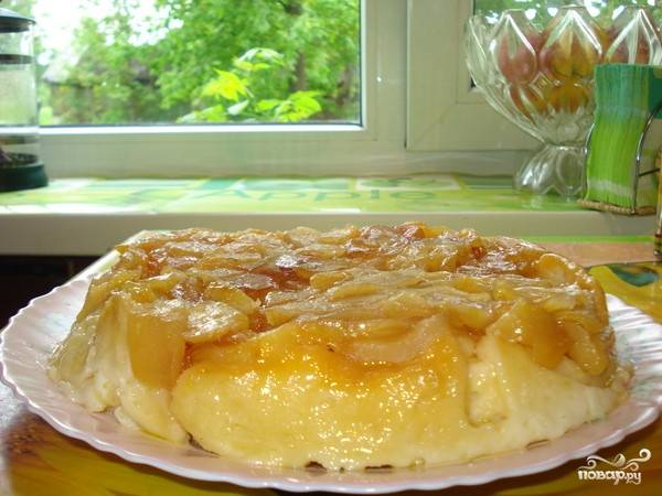 Паровой творожный пудинг с соусом из печеного яблока
