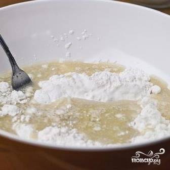 Берем миску небольшого размера, смешиваем в ней сахар, дрожжи и теплую воду. Оставляем на 15 минут. Затем в большой миске смешиваем муку, яйцо, масло, соль и дрожжевую смесь.