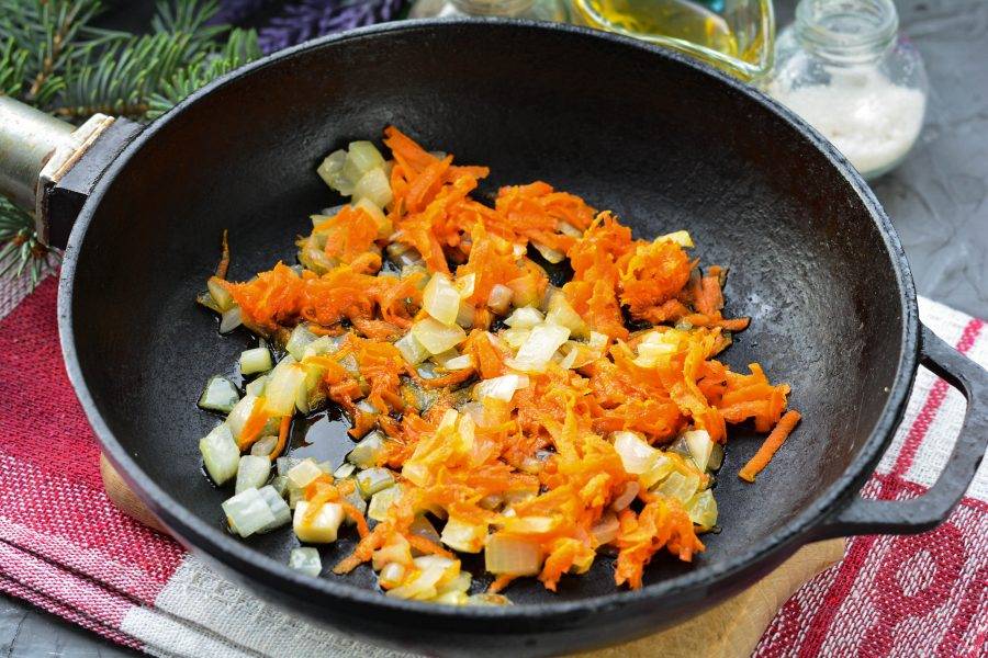 Натрите на терке сырую морковку, лук нарежьте кубиками. Обжарьте лук с морковкой в течение 2-3 минут с добавлением растительного масла.
