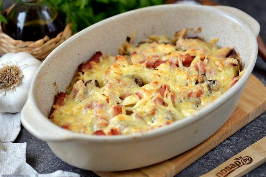 Если картофель готов, снимите фольгу, посыпьте блюдо натертым твердым сыром и поставьте под верхний гриль еще на 10 минут, чтобы сыр зарумянился.