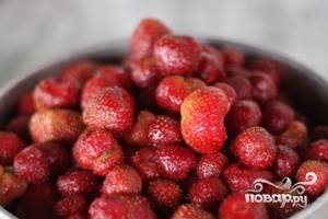 Помыть и перебрать клубнику.