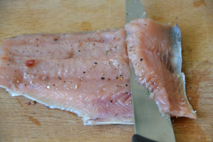 Срежьте рыбу с кожи ломтиками, держа нож с наклоном, под углом.