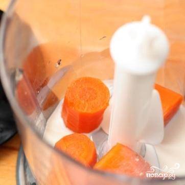 Вареную морковь и немного (треть стаканчика) теплого молока при помощи блендера превратить в пюре.