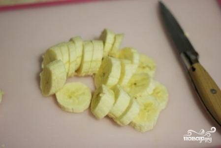 4. Очистите банан, нарежьте его тонкими кружочками. 