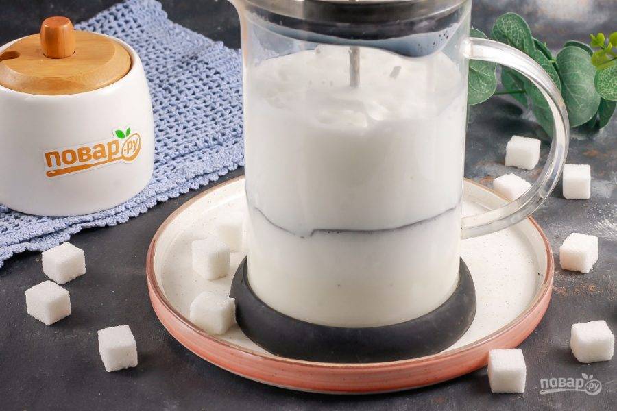 Молоко вскипятите или доведите до кипения, прогревая в микроволновке. Затем перелейте во френч-пресс и взбейте, получая пышную пену. Холодное или теплое молоко так не взобьется, поэтому его обязательно нужно прогреть.