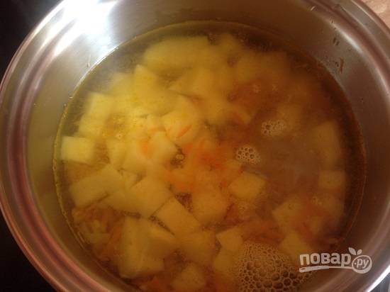 3. Заливаем водой или бульоном, добавляем мелко нарезанный картофель. Варим минут 10. Можно чуть посолить.