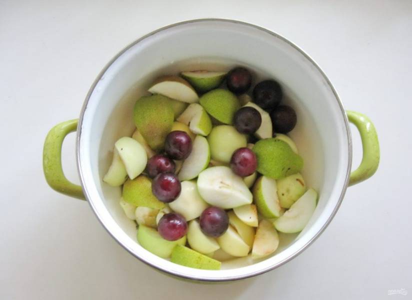 Алычу помойте и добавьте в кастрюлю к яблокам и грушам.