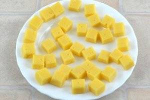 1. Сыр нарезаем одинаковыми кубиками по количеству будущих канапе.