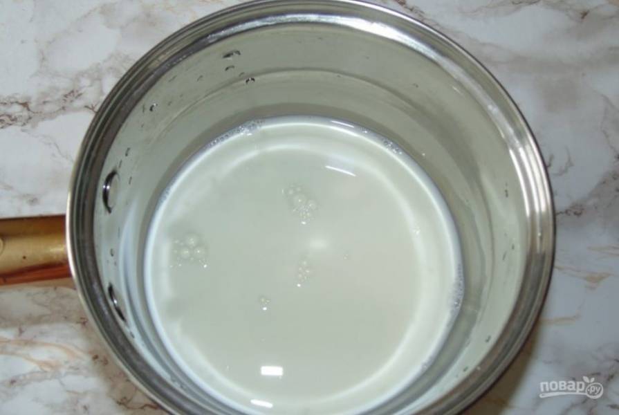 2.	В сотейник налейте молоко, добавьте к нему ваниль, сахарный песок, не доводите смесь до кипения, а снимите с огня при температуре 70-80 градусов. 