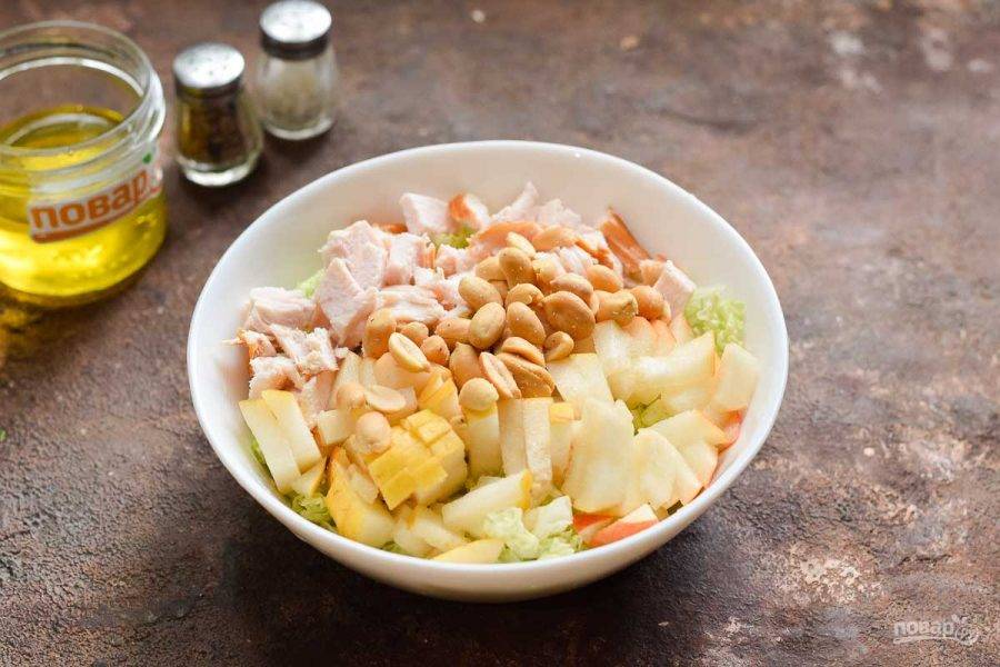 Переложите в миску пекинскую капусту, курицу, грушу, орехи. Заправьте салат маслом, соль и перец добавьте по вкусу. Перемешайте и подавайте к столу.