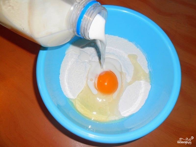 Муку всыпьте в миску, посолите немного. Добавьте яйцо и полстакана подогретого молока. Тщательно размешайте, чтобы не было комочков. Влейте остаток молока.
Хорошо взбейте тесто, чтобы избавиться от комочков. Дайте постоять 20-30 минут.