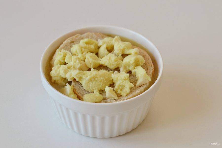 Разлейте суп по жаропрочным горшочками. Сверху выложите гренки и сыр из кешью. Отправьте суп в заранее разогретую духовку до 180 градусов на 10 минут.
