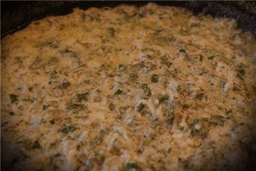 Перемешиваем все, накрываем сковороду крышкой и выключаем огонь. Сливочно-чесночный соус готов.