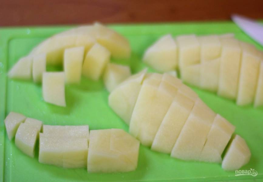 5. Нарезаем картофель кубиками, отправляем его в бульон. Солим и приправляем по вкусу, варим на среднем огне.