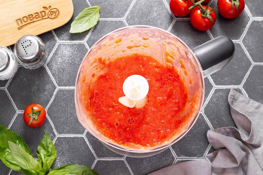 Переложите помидоры в блендер и измельчите, либо прокрутите в мясорубке.