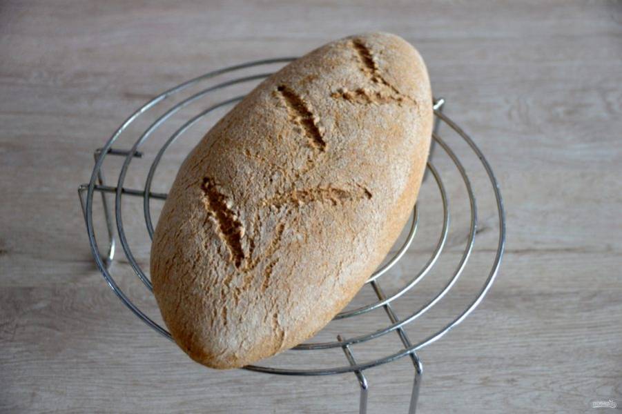 Готовый хлеб переложите на решетку и полностью остудите до комнатной температуры. Резать горячий хлеб нельзя, так как процесс выпечки еще не закончен, в это время формируется мякиш.  