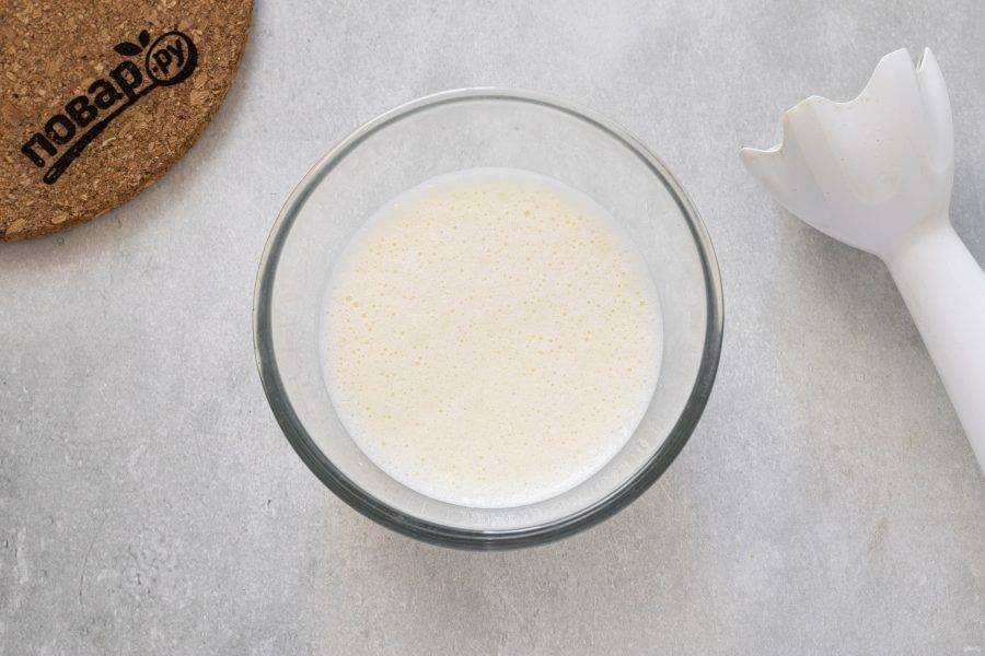 Перелейте молоко в миску. Взбейте 1-2 минуты блендером до пышности.