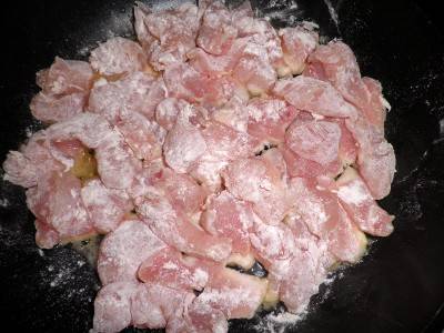 3. Отдельное жарим нарезанное кубиками куриное филе. Солим и приправляем по своему вкусу.
