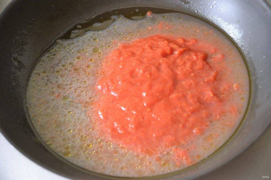 Влейте томатную пассату на сковороду, проварите 2-3 минуты.