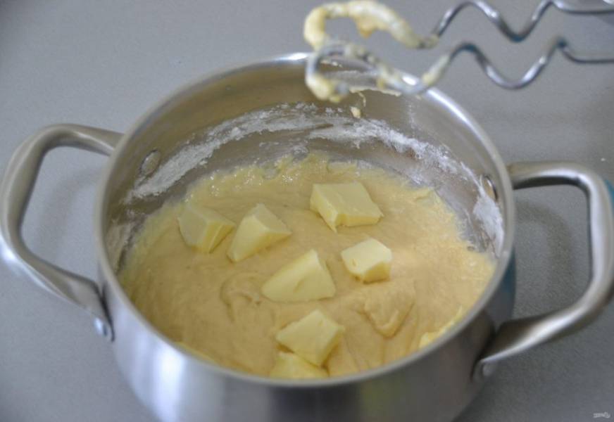 Добавьте в тесто размягченное сливочное масло, еще раз хорошо взбейте миксером до однородности. 