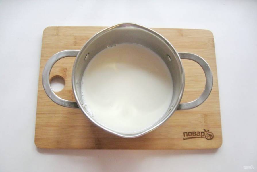 В кастрюлю с толстым дном налейте молоко и поставьте на плиту.
